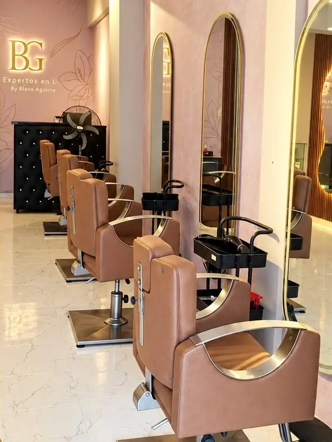 Interior del Centro de Keratinas B&G, con espejos en arco y sillas de cuero